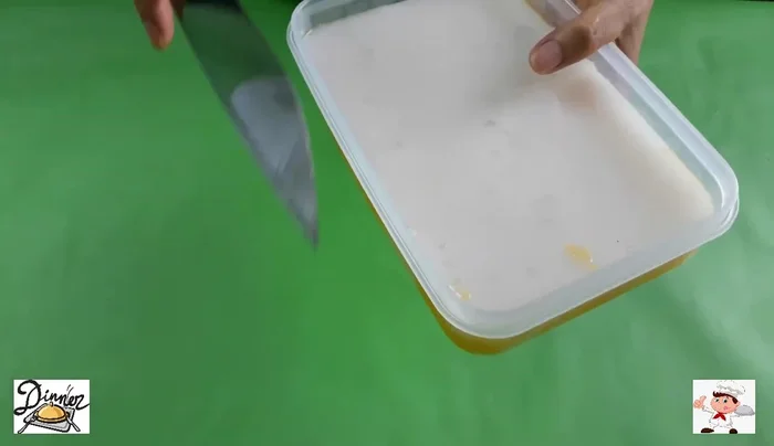Dùng dao khía cạnh âu để dễ dàng lấy thạch ra.