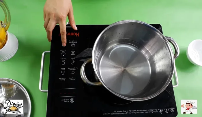Đun sôi 500ml nước, cho 2 thìa cà phê bột rau câu vào, khuấy đều.