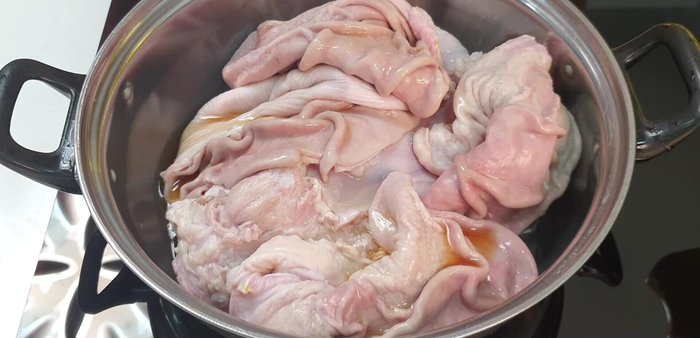 Cho bao tử và lưỡi vào nồi, thêm nước mắm, đun sôi. Áp chảo mặt trong của bao tử và lưỡi khoảng 2 phút, rồi vớt lưỡi ra. Tiếp tục áp chảo bao tử thêm 2 phút nữa.