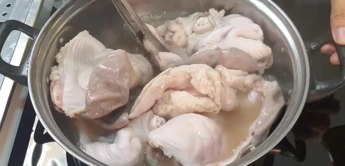 Rửa sạch lại bao tử và lưỡi với nước.