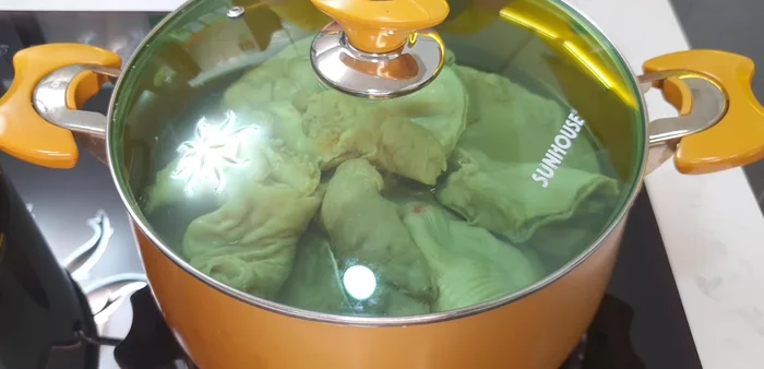 Vớt ra, cho vào thau nước lạnh ngâm để làm sạch.