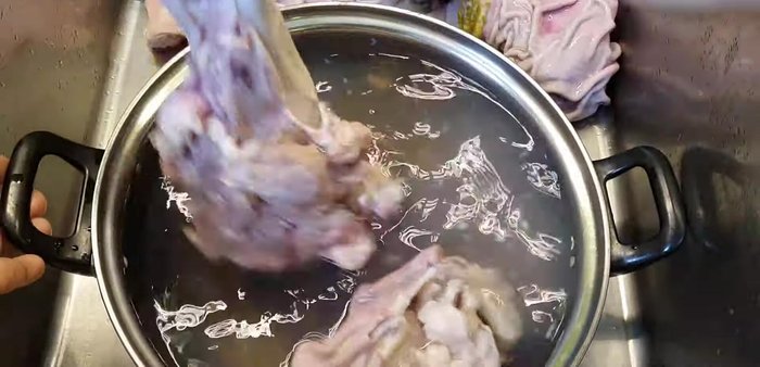 Vớt ra, dùng dao cạo sạch lớp màng trắng bám trên lưỡi và lớp chất nhờn, màng vàng trên bao tử.