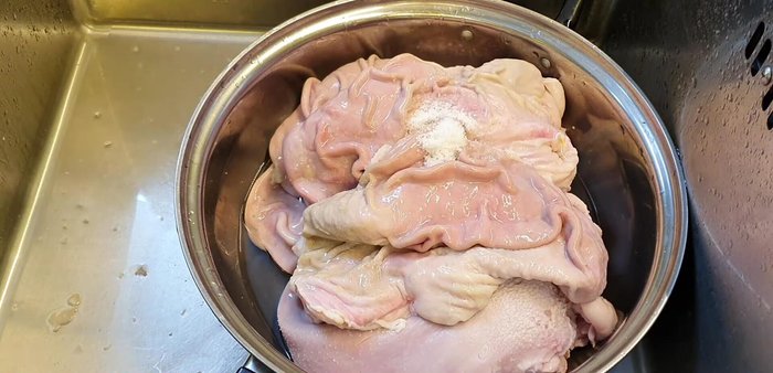 Cho bao tử và lưỡi vào nồi, thêm giấm và muối, bóp mạnh tay khoảng 10 phút rồi xả lại với nước sạch.