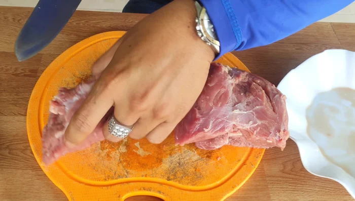 Rửa sạch thịt trâu, chà sơ với muối, xả lại với nước. Cắt thịt trâu thành lát mỏng, để vào tủ lạnh khoảng 1 tiếng cho dễ thái.