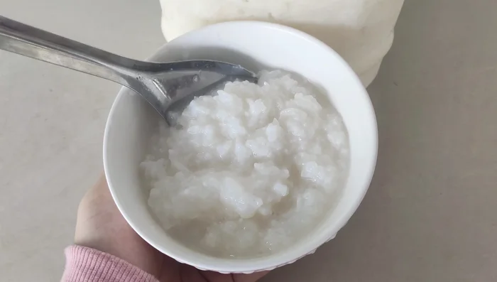 Chuẩn bị nước mẻ: Cho mẻ vào một cái rây, lọc lấy nước cốt. Đánh đều nước mẻ cho dễ tan.
