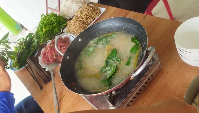 Chuẩn bị rau ăn kèm và thưởng thức.