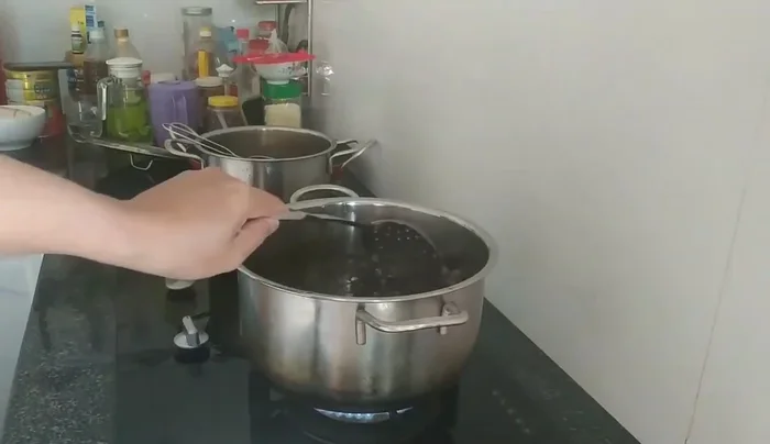 Cho thịt hến vào nồi nước dùng, đun sôi lại.
