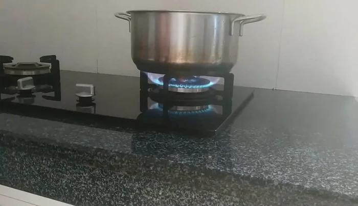 Đợi nước sôi, hến mở miệng.
