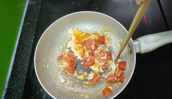 Đảo đều hỗn hợp trên lửa nhỏ cho cà chua mềm.