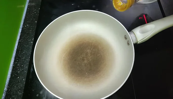 Xào cà chua, trứng (nếu dùng) với một chút dầu ăn.