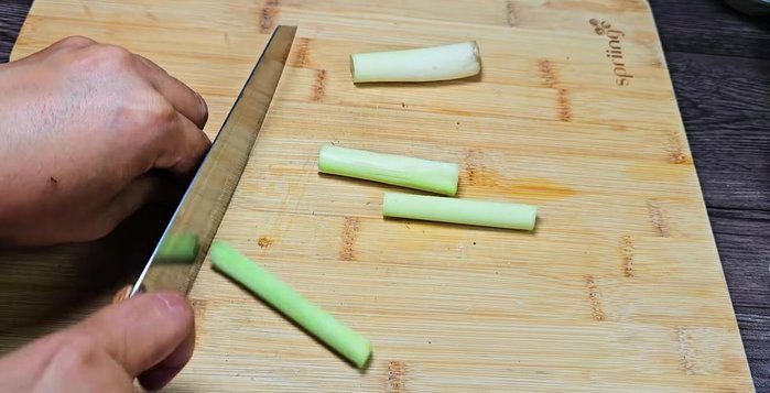 Sơ chế sả, rau. Cắt khúc sả, rau ăn kèm.