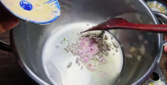 Phi thơm hành tím băm với dầu ăn, cho sả vào xào.