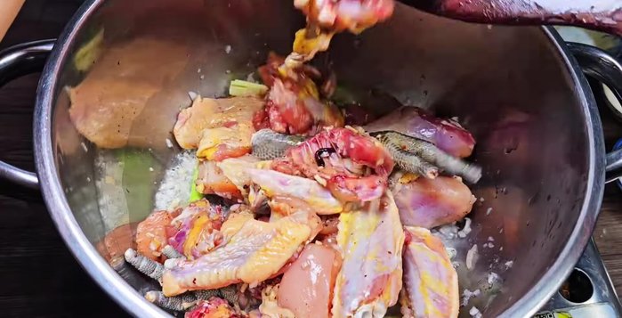 Cho gà vào xào săn.