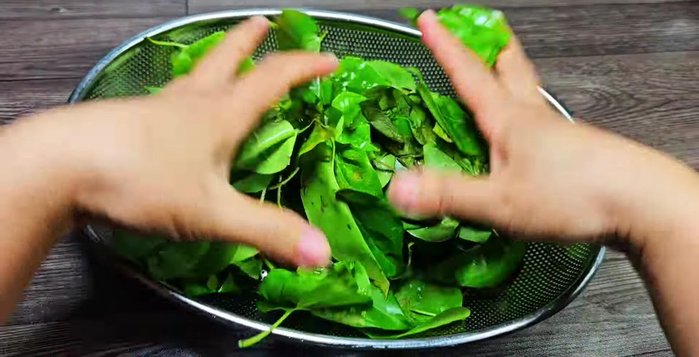 Bóp nát lá giang rồi cho vào nồi nước dùng, nấu cho đến khi lá giang ra chất chua.