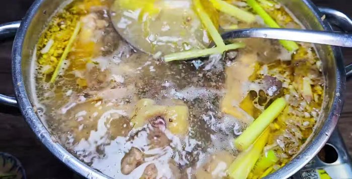 Hớt bọt khi nước dùng sôi.