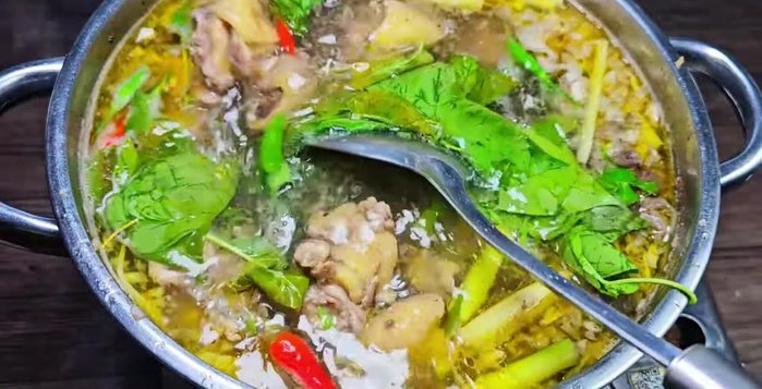 Cho ớt vào trước khi tắt bếp.
