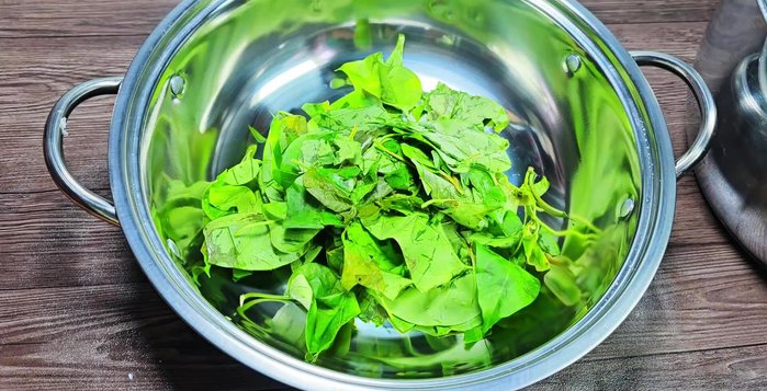 Múc nước lẩu ra nồi lẩu. Cho thêm ngò gai, ngò ôm.