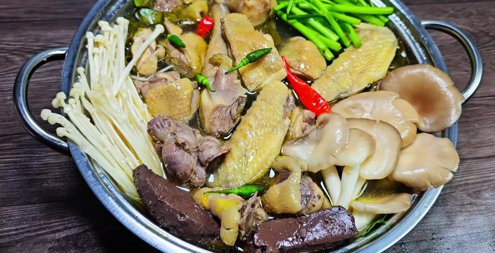 Trụng rau và nấm khi ăn.