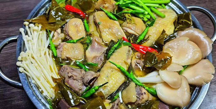 Sơ chế gà: làm sạch, chặt miếng vừa ăn. Rửa sạch lá giang.