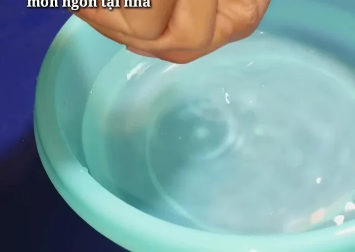 Cà tím: Cắt bỏ cuống, cắt làm tư hoặc nhỏ vừa ăn. Ngâm ngay vào nước để tránh bị thâm đen.