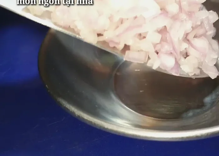 Cắt nhỏ hành tím và ớt.