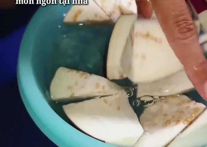 Rửa lại nấm rơm, cà tím, và khổ qua cho ráo nước.