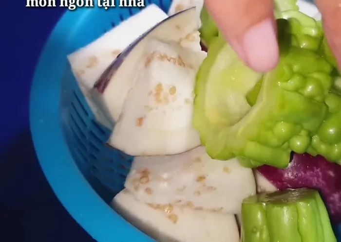 Nếu muốn, chần sơ khổ qua qua nước sôi để giảm đắng.