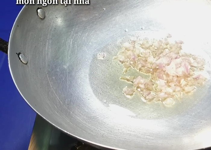 Cho dầu vào chảo, phi thơm hành tím, sau đó cho sả vào phi thơm.