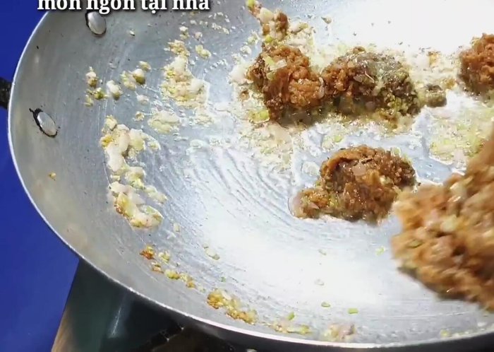 Thêm mắm chay (100g) vào, khuấy đều. Cho nước (700-800ml) vào. Nêm nếm với đường (2 muỗng), hạt nêm (1 muỗng), bột ngọt (1 xíu).