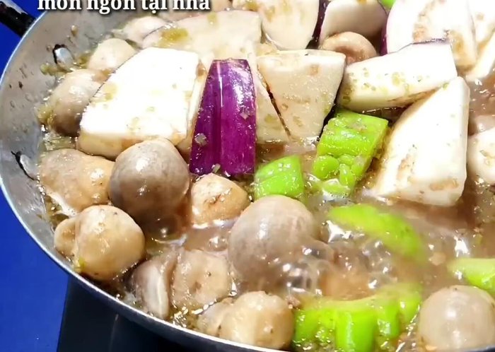 Thêm cà tím, ớt (dập hoặc băm nhuyễn) vào. Đun sôi vài phút rồi cho chả chay vào.