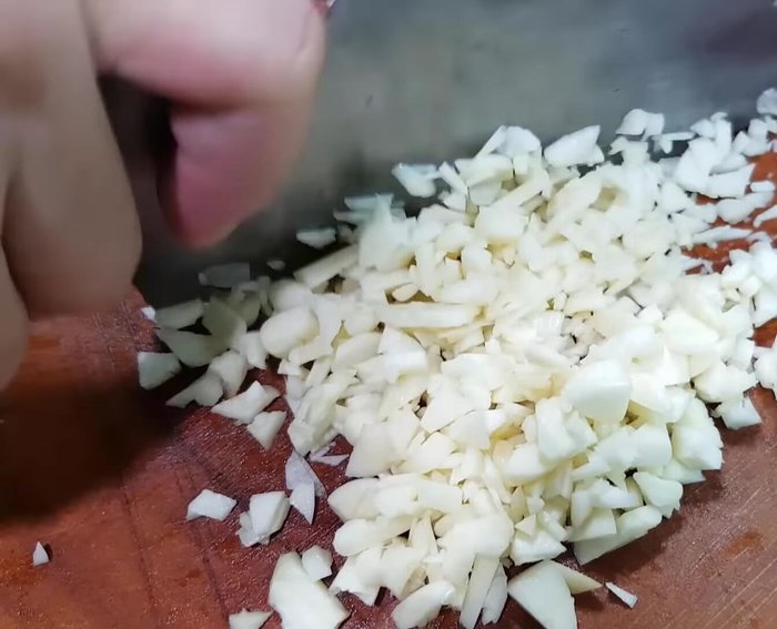 Băm nhỏ tỏi và ớt.