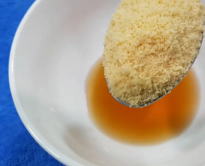 Pha nước sốt: 2 muỗng canh nước mắm, 2 muỗng canh đường, 1/3 muỗng cà phê muối, 1/3 muỗng cà phê tiêu xay, 2 muỗng canh tương ớt, 1/2 muỗng cà phê bột ngọt, 1 muỗng cà phê ớt bột, 3 muỗng canh nước lọc.