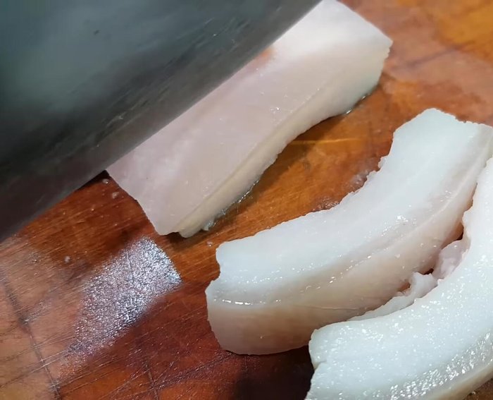 Cắt nhỏ tóp mỡ thành từng miếng khoảng 3cm.