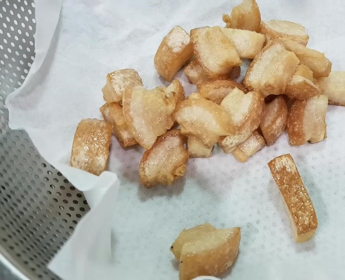 Vớt tóp mỡ ra rổ cho ráo dầu.