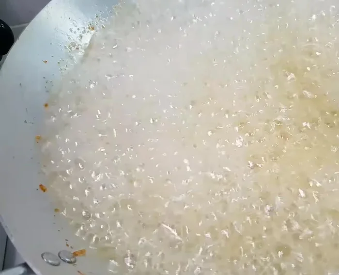 Phi thơm tỏi băm và ớt băm.