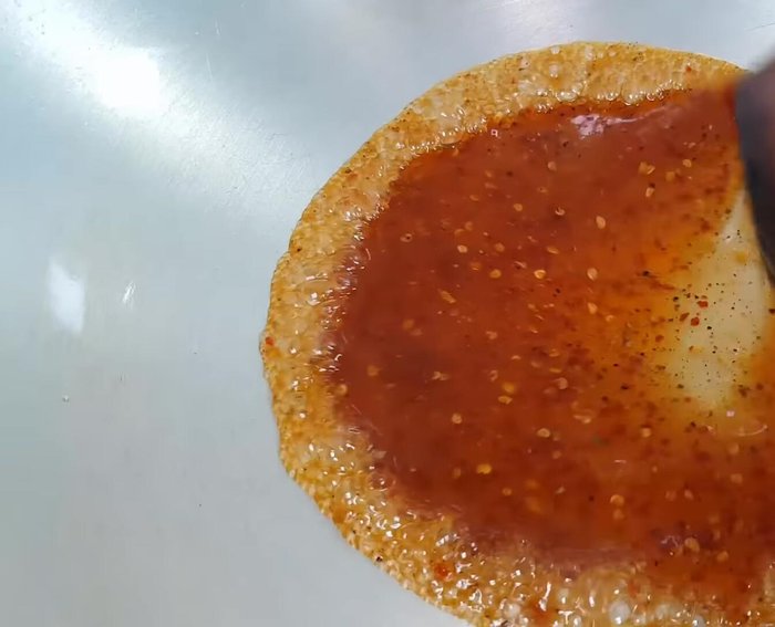 Cho nước sốt vào, đun sôi, rồi cho tóp mỡ vào đảo đều khoảng 1 phút.