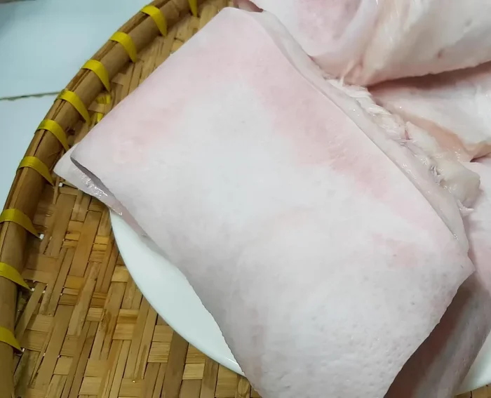 Rửa sạch thịt mỡ với chanh muối cho trắng. Đem đi nấu.
