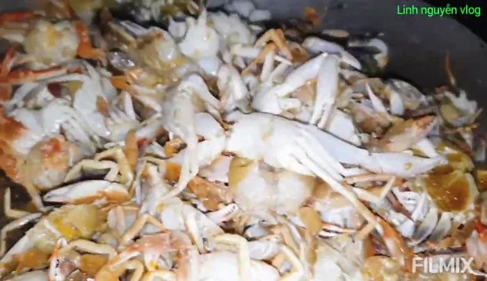 Pha nước sốt: 5 muỗng nước mắm, 5 muỗng đường, 1/2 muỗng cà phê tiêu, 2 muỗng canh tương ớt, 2 muỗng canh tương cà.