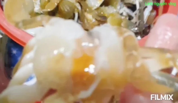 Lột vỏ ghẹ sữa.