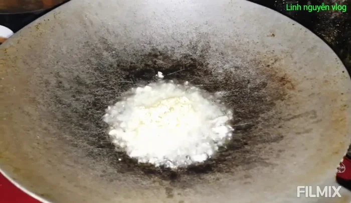 Băm nhỏ 1 củ tỏi.