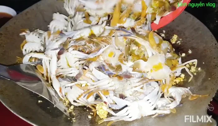 Cho ghẹ sữa vào chảo, đảo đều.