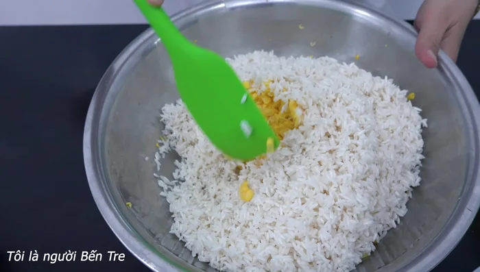 Trộn đều nếp và bắp.