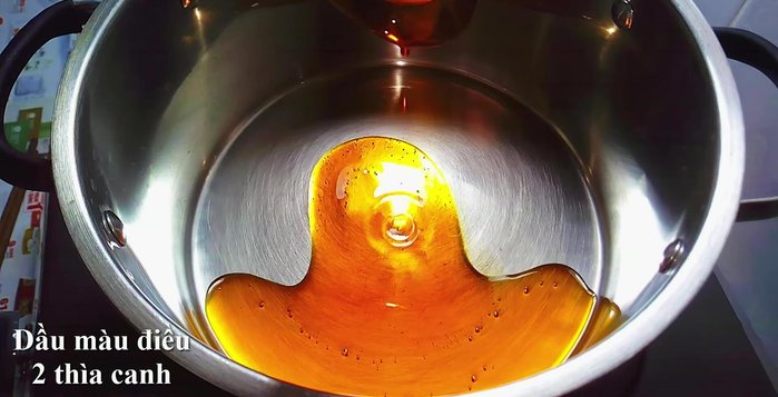 Phi thơm hành tím, tỏi, ớt sừng băm nhỏ với 2 muỗng canh dầu điều.