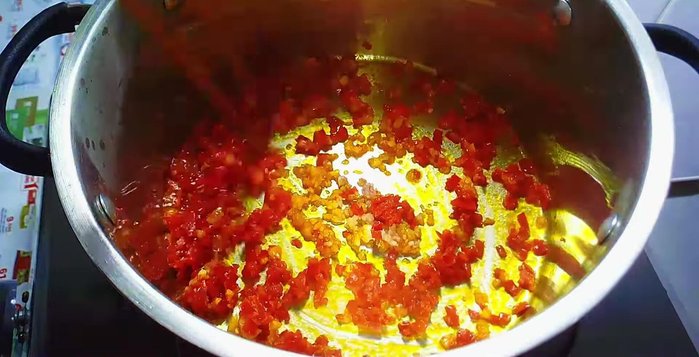 Cho thịt vịt vào xào cùng với hỗn hợp hành, tỏi, ớt cho thơm.