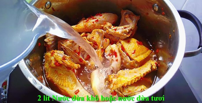 Nấu nước lèo: Cho 2 lít nước dừa khô vào nồi, thêm ½ muỗng canh muối, 3 muỗng canh nước mắm, 1 muỗng canh đường phèn. Đun sôi, rồi vặn nhỏ lửa, ninh khoảng 30-40 phút cho thịt mềm.
