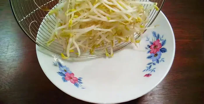Trộn mì quảng với giá.