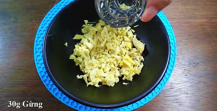 Chặt thịt vịt thành miếng vừa ăn (cỡ 3 ngón tay). Trộn thịt với gừng băm và rượu gạo, để khoảng 2 phút rồi rửa sạch.
