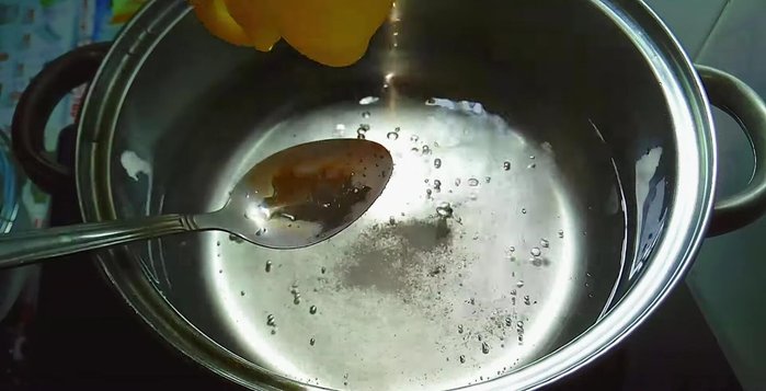 Luộc sơ thịt vịt với 1.5 lít nước sôi, ½ muỗng canh muối, 2 muỗng canh giấm (hoặc rượu gạo). Khi nước sôi lại, tắt bếp và vớt thịt ra để ráo.
