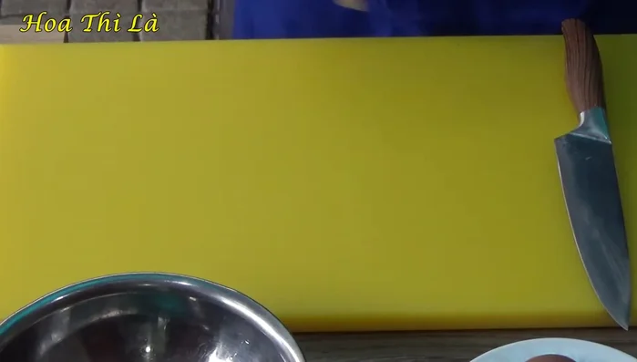 Vớt mì chũ ra để ráo nước (243.28).
