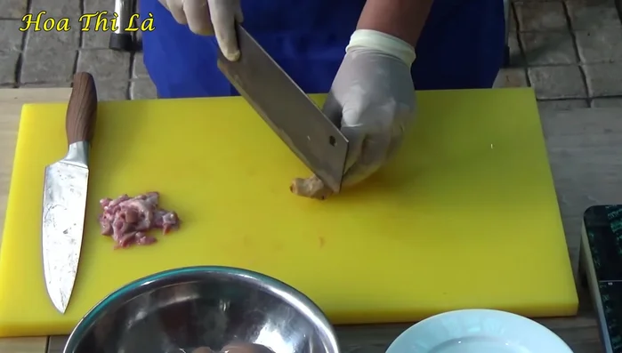 Sơ chế cật heo: rửa sạch, khử mùi bằng rượu trắng (327.8). Trụng sơ qua nước sôi rồi cho vào nước lạnh để cật trắng giòn (460.45, 506.36).